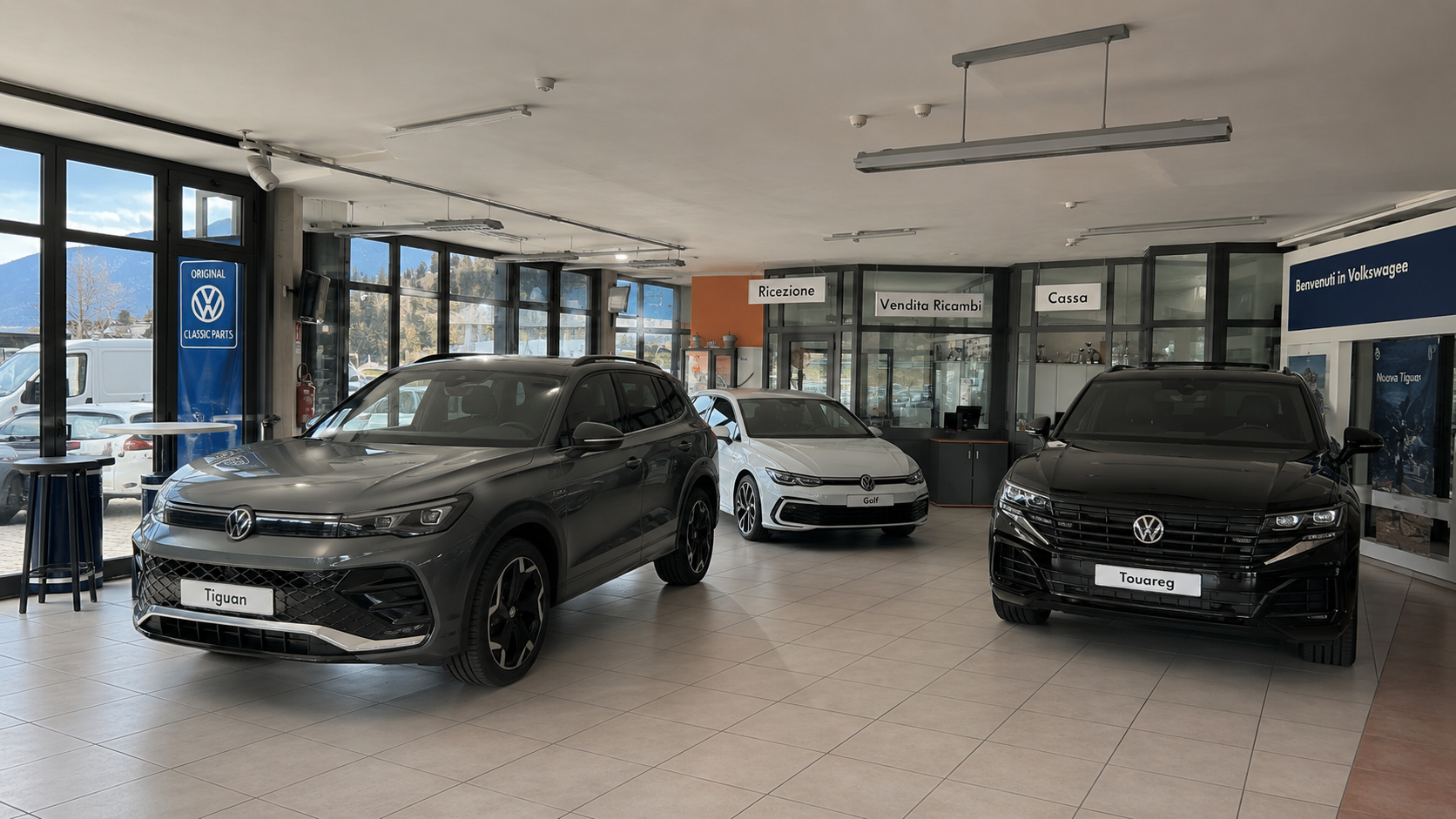 Showroom Cola Srl con Volkswagen Tiguan, Golf e Touareg in esposizione
